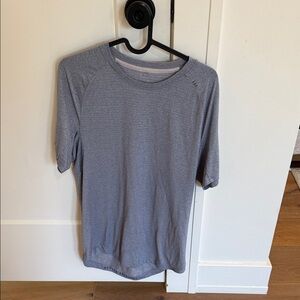 lululemon athletica Heathered Gray Short Sleeve Tee